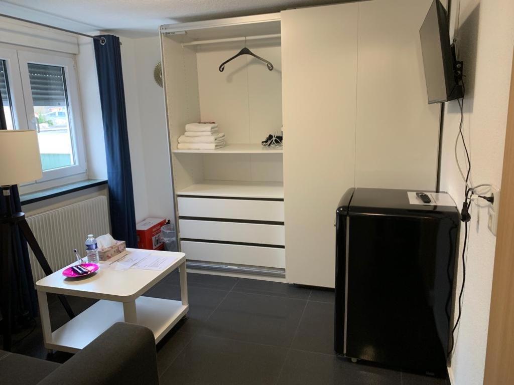 Guenstige Zimmer-Unterkunft Zimmer Mit Gemeinschaftsbad Lörrach Eksteriør billede