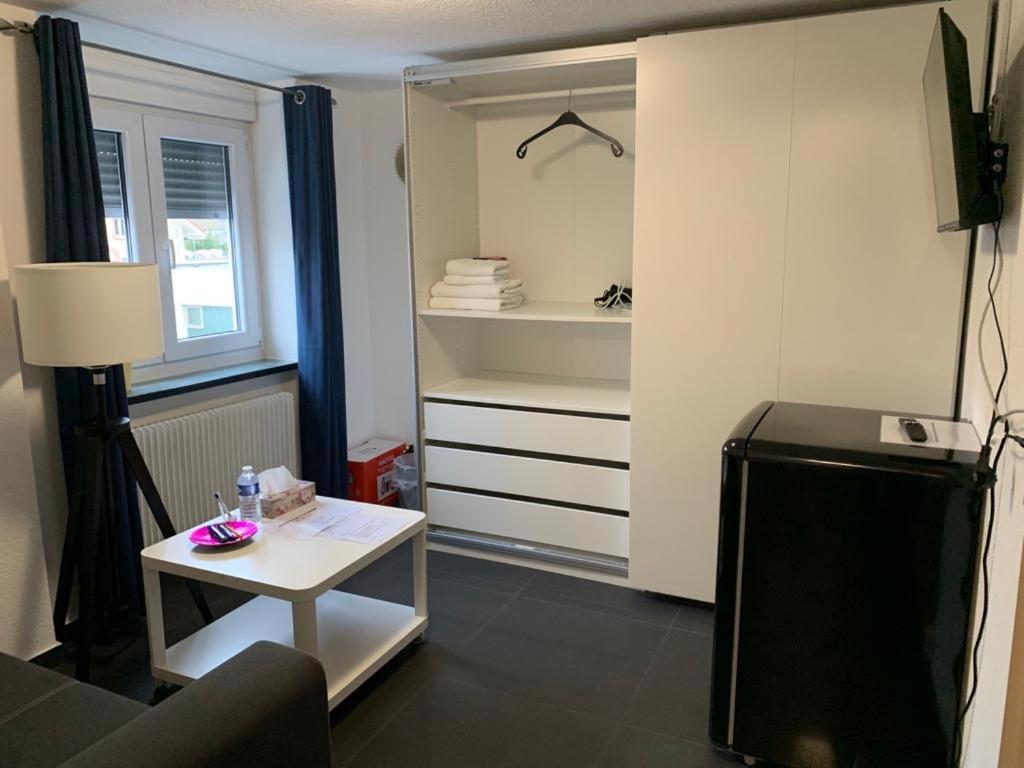 Guenstige Zimmer-Unterkunft Zimmer Mit Gemeinschaftsbad Lörrach Eksteriør billede